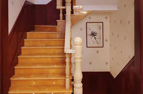 池州中式别墅室内汉白玉石楼梯的定制安装装饰效果